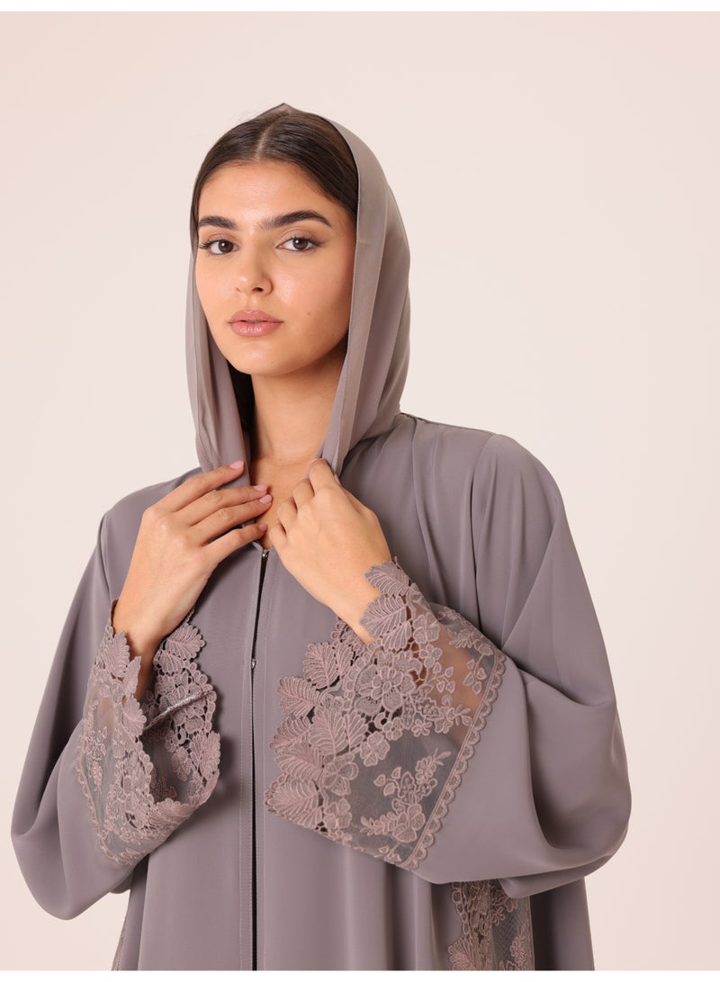 اكسا عباية مطرزة بالدانتيل بلاتينيوم رمادي - Image 2